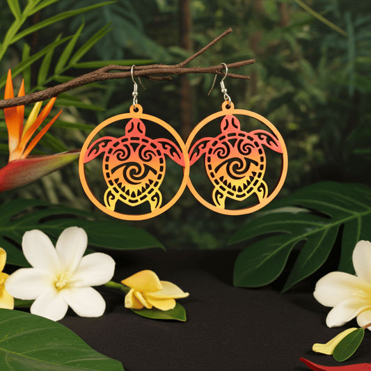 Boucles d'oreilles pendantes rondes en bois ajouré avec motif de tortue maorie en dégradé rouge, orange et jaune