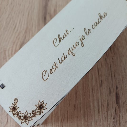 Boîte à secrets en bois de tilleul avec gravure complice et motifs floraux, fabrication française