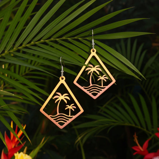 Boucles d'oreilles pendantes en bois en forme de losange ajouré avec motif de palmiers et vagues en dégradé orange