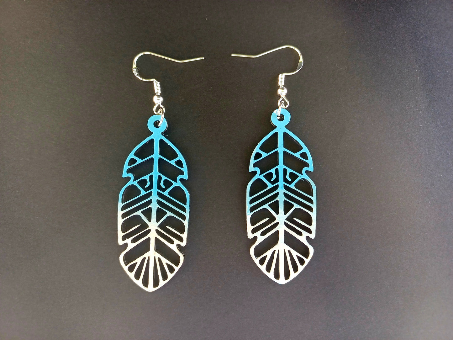 Boucles d'oreilles en bois Plume Stylisée - Dégradé Turquoise et Blanc
