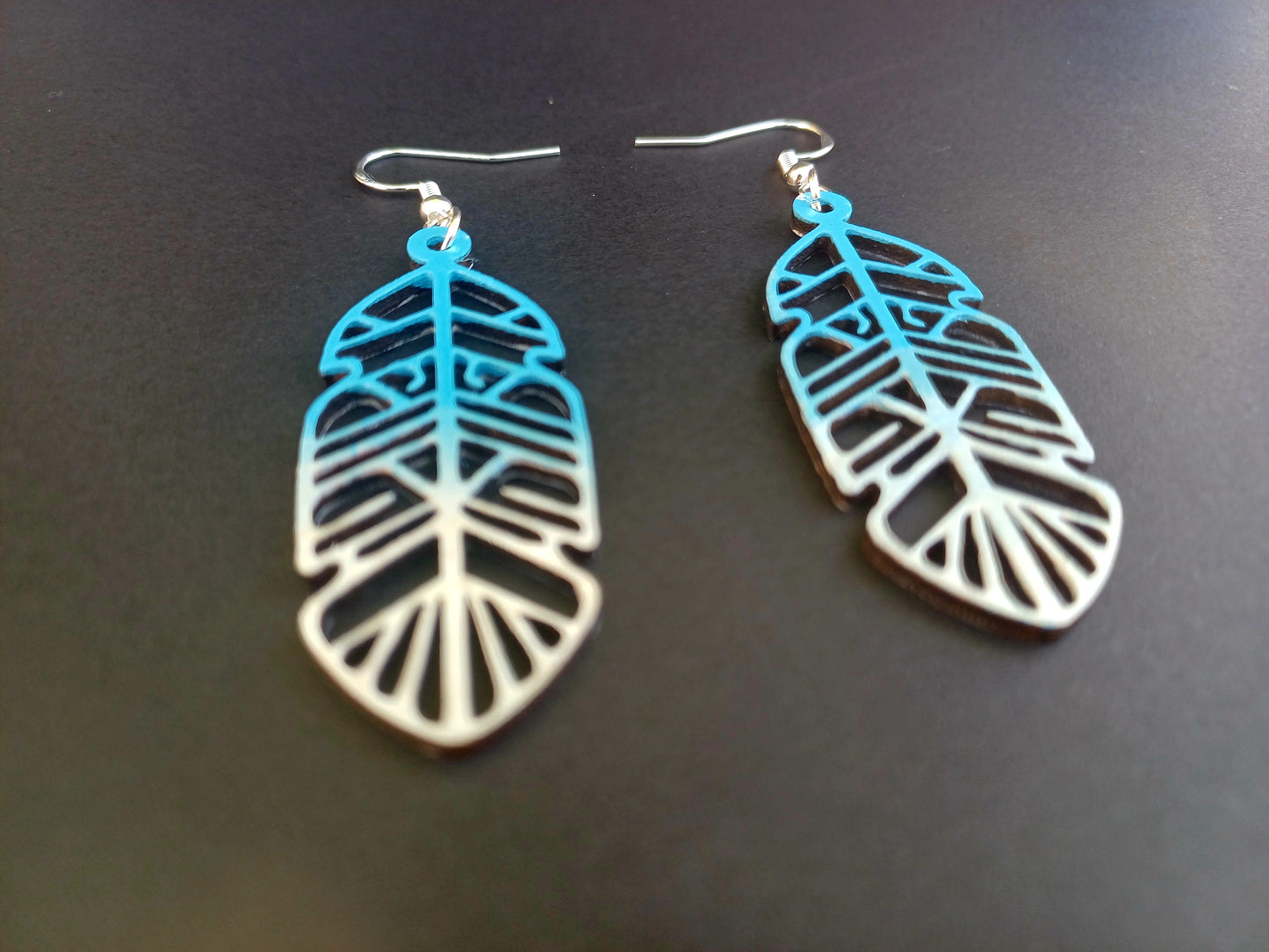 Boucles d'oreilles en bois Plume Stylisée - Dégradé Turquoise et Blanc