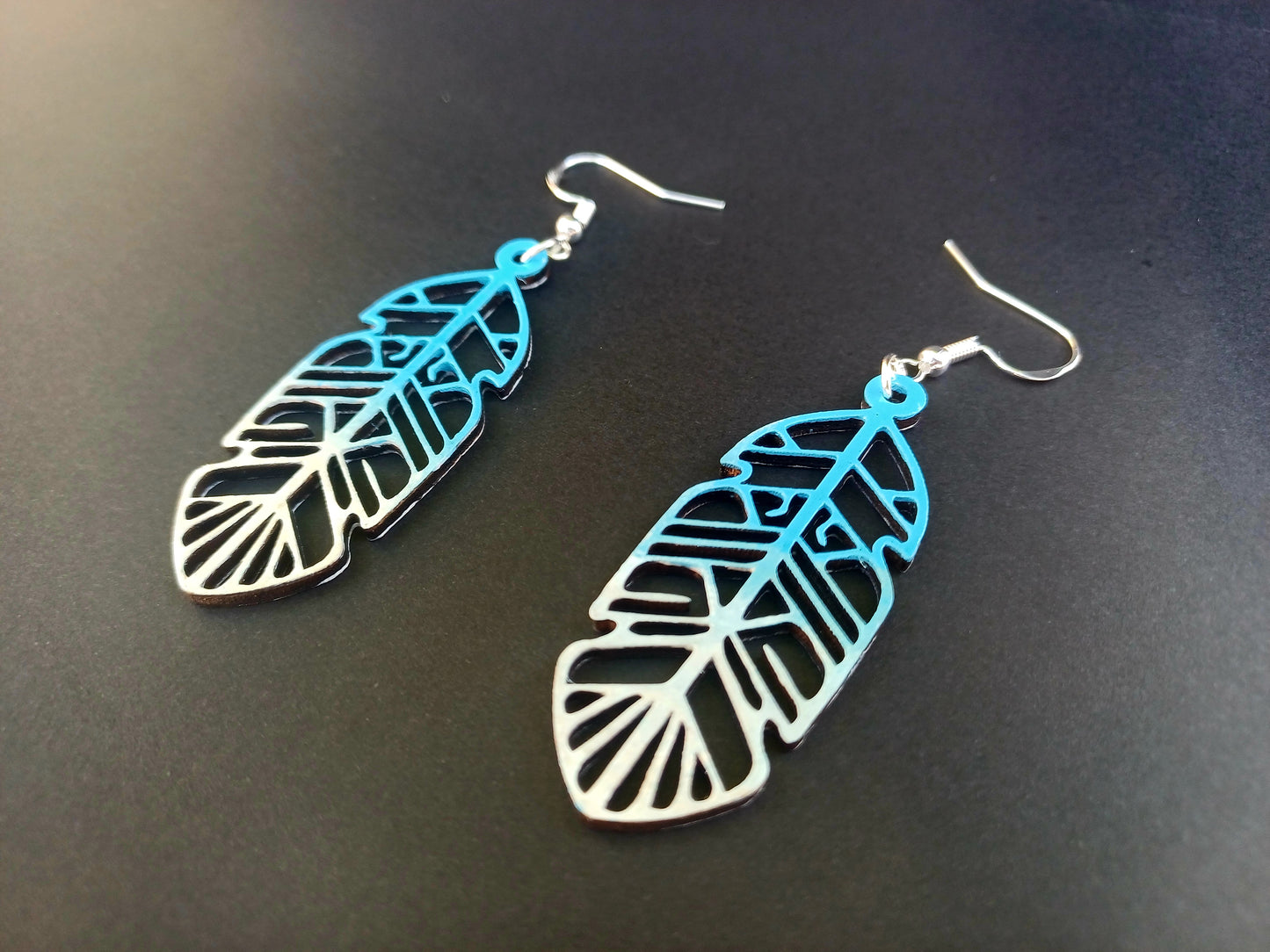 Boucles d'oreilles en bois Plume Stylisée - Dégradé Turquoise et Blanc