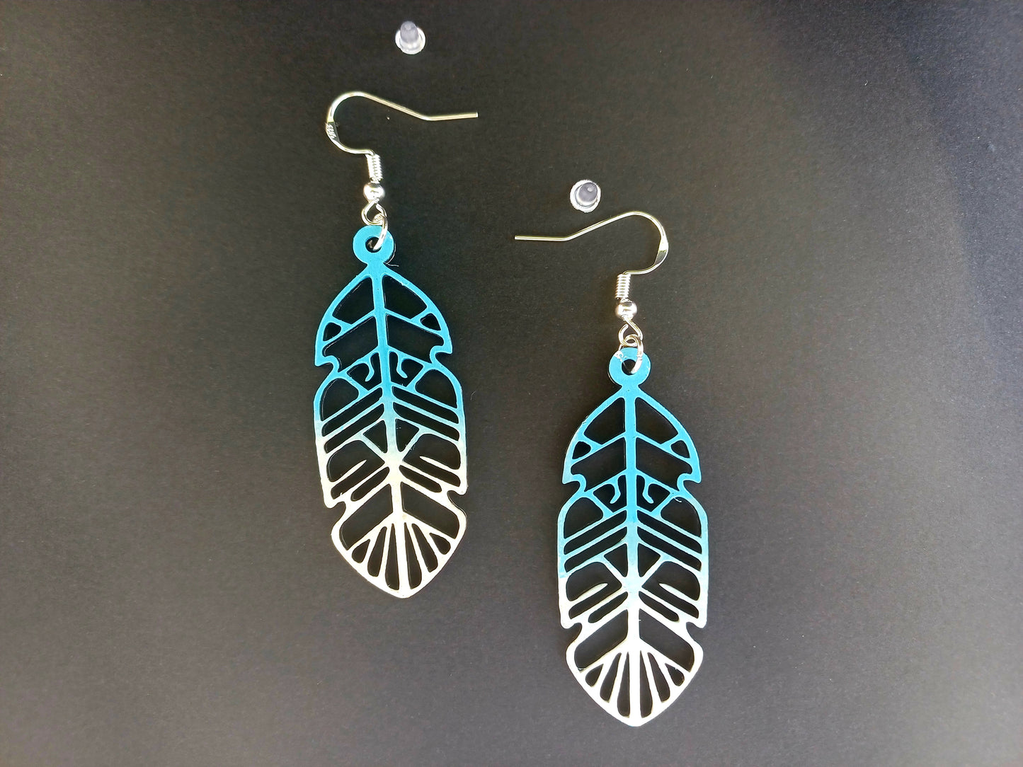 Boucles d'oreilles en bois Plume Stylisée - Dégradé Turquoise et Blanc