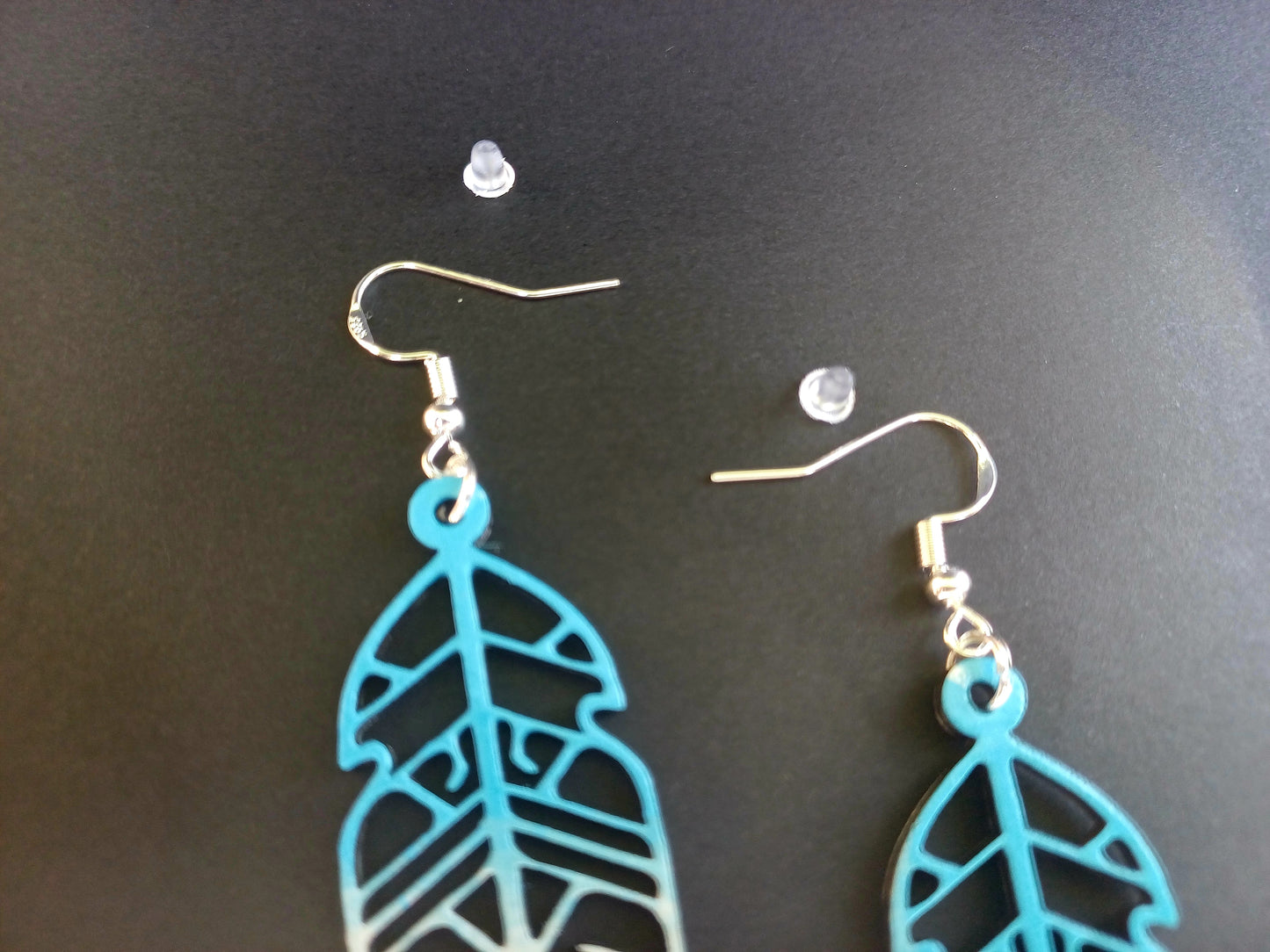 Boucles d'oreilles en bois Plume Stylisée - Dégradé Turquoise et Blanc