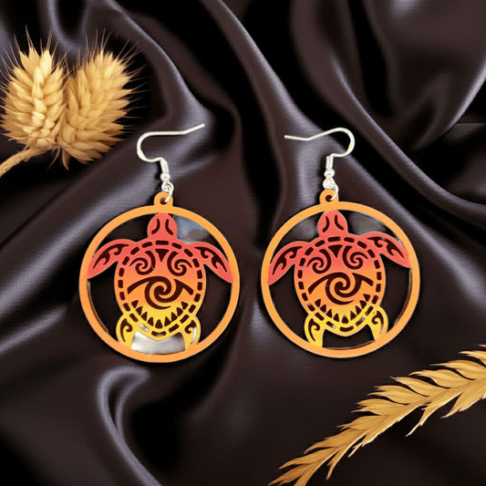 Boucles d'oreilles pendantes rondes en bois ajouré avec motif de tortue maorie en dégradé rouge, orange et jaune