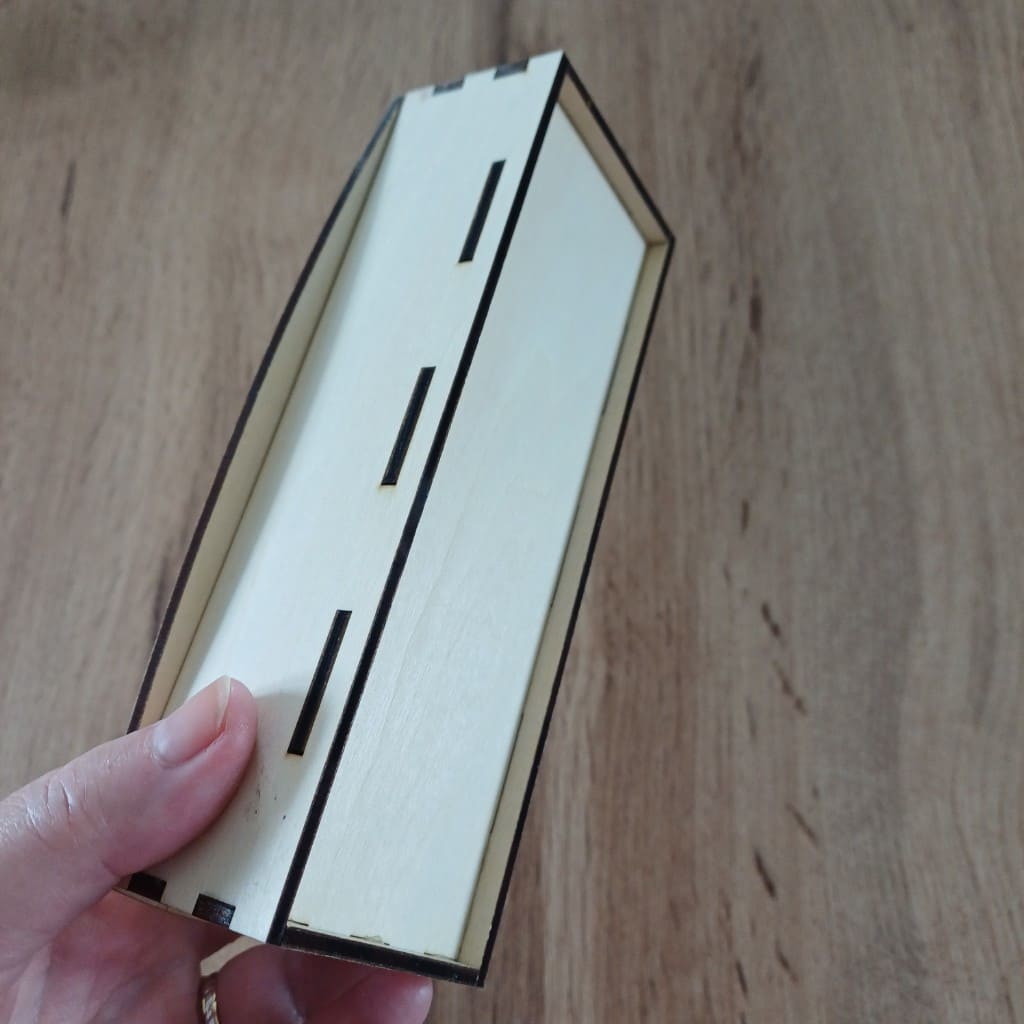Boîte en bois gravée avec l'alphabet en Langue des Signes Française ,LSF, style dactylologie