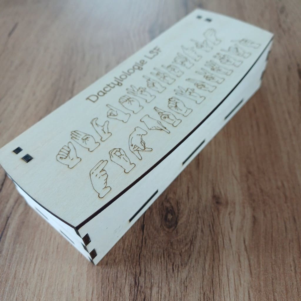 Boîte en bois gravée avec l'alphabet en Langue des Signes Française ,LSF, style dactylologie