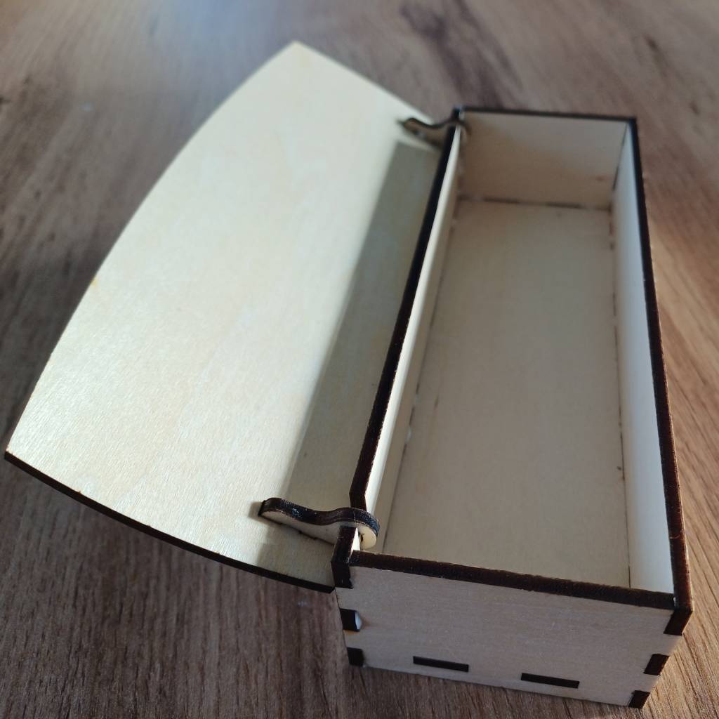 Vue intérieure d'une boîte en bois vide avec charnières intégrées, idéale comme boîte de rangement
