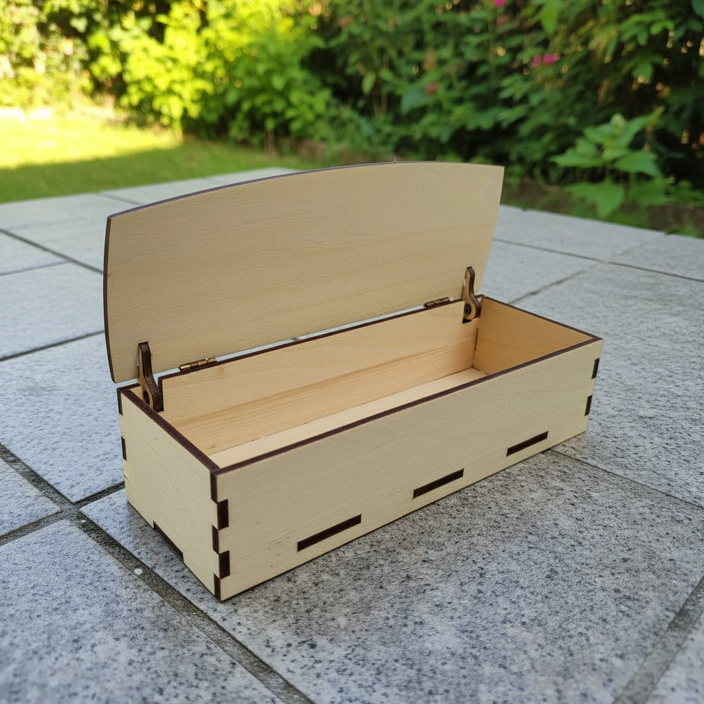 Vue intérieure d'une boîte en bois vide avec charnières intégrées, idéale comme boîte de rangement