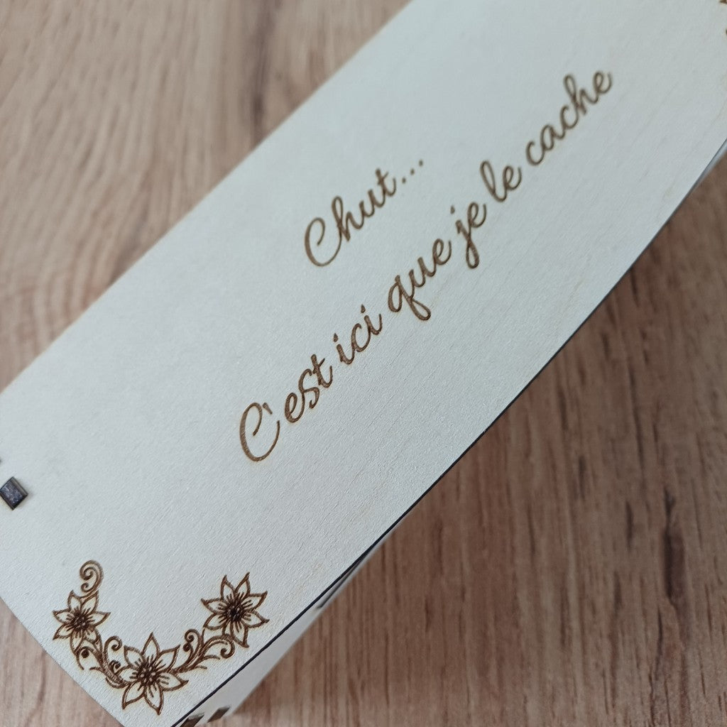 Boîte à secrets en bois de tilleul avec gravure complice et motifs floraux, fabrication française