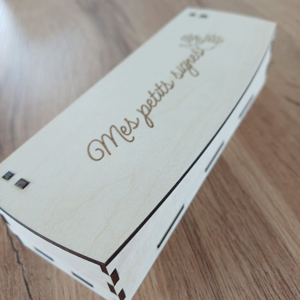 Boîte à souvenirs en bois naturel pour bébé signeur avec gravure de mains et inscription manuscrite Mes petits signes