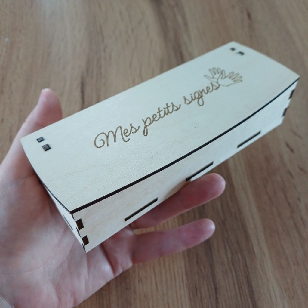 Boîte à souvenirs en bois naturel pour bébé signeur avec gravure de mains et inscription manuscrite Mes petits signes