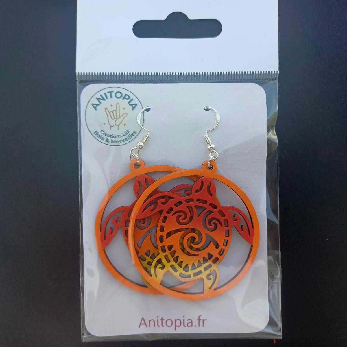Boucles d'oreilles pendantes rondes en bois ajouré avec motif de tortue tribale en dégradé rouge, orange et jaune et bouchons silicone