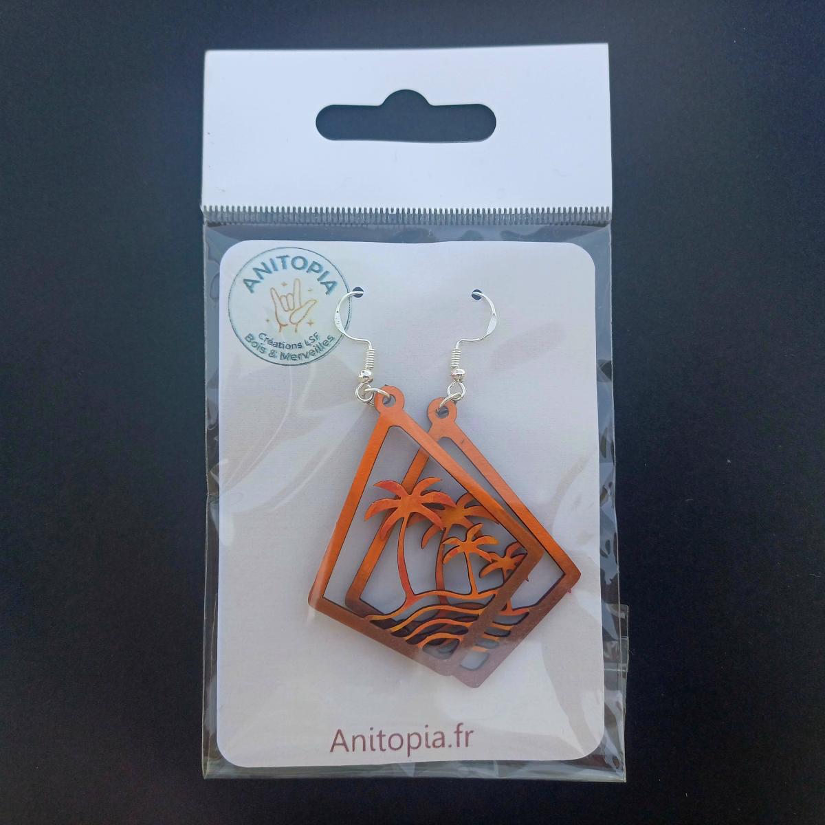 Boucles d'oreilles pendantes en bois en forme de losange ajouré avec motif de palmiers et vagues en dégradé rouge, orange, jaune