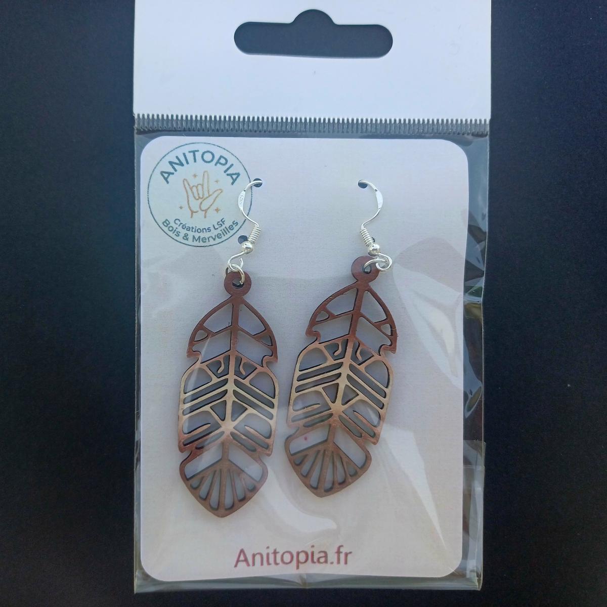 Boucles d'oreilles pendantes en bois ajouré en forme de plume de couleur marron avec crochets argentés hypoallergéniques