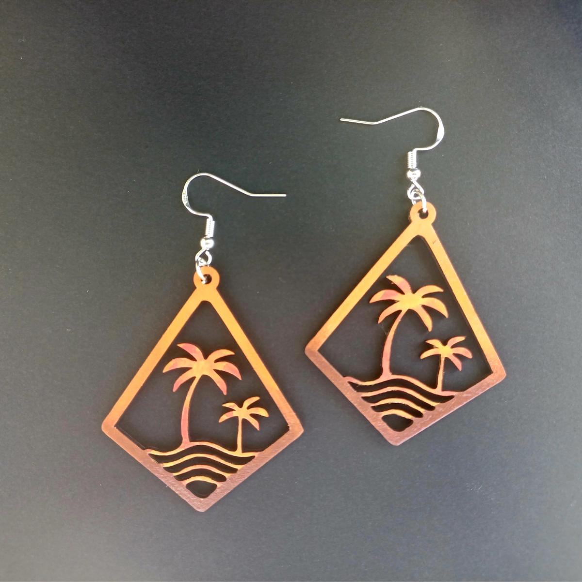 Boucles d'oreilles pendantes en bois en forme de losange ajouré avec motif de palmiers et vagues en dégradé rouge, orange, jaune
