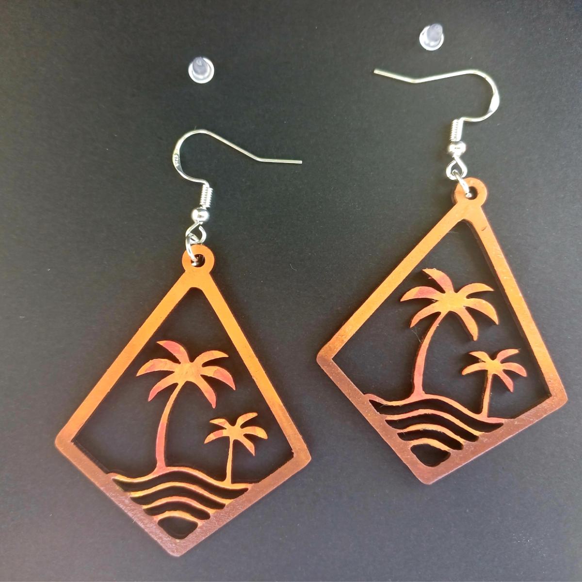 Boucles d'oreilles pendantes en bois en forme de losange ajouré avec motif de palmiers et vagues en dégradé rouge, orange, jaune