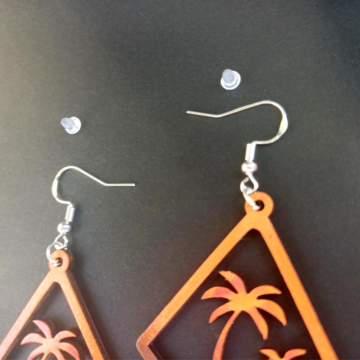 Boucles d'oreilles pendantes en bois en forme de losange ajouré avec motif de palmiers et vagues en dégradé rouge, orange, jaune