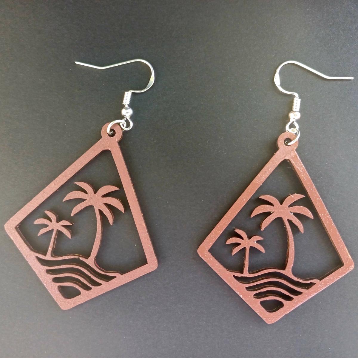 Boucles d'oreilles pendantes en bois en forme de losange ajouré avec motif de palmiers et vagues en dégradé rouge, orange, jaune