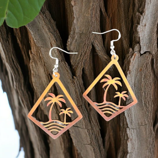 Boucles d'oreilles pendantes en bois en forme de losange ajouré avec motif de palmiers et vagues en dégradé rouge, orange, jaune