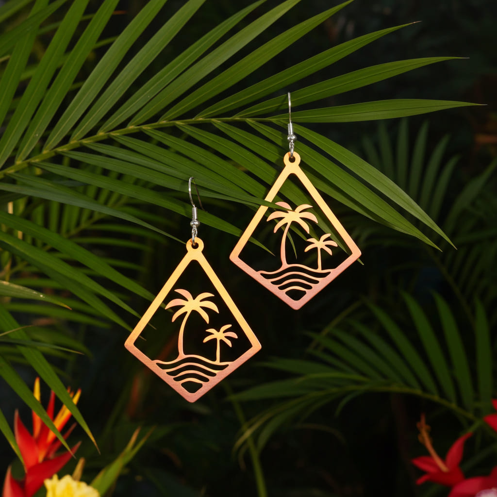 Boucles d'oreilles pendantes en bois en forme de losange ajouré avec motif de palmiers et vagues en dégradé orange