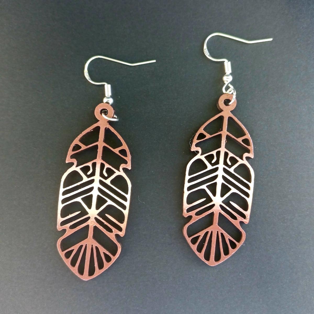 Boucles d'oreilles pendantes en bois ajouré en forme de plume de couleur marron avec crochets argentés hypoallergéniques