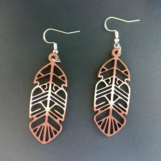 Boucles d'oreilles pendantes en bois ajouré en forme de plume de couleur marron avec crochets argentés hypoallergéniques