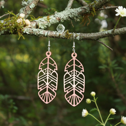 Boucles d'oreilles pendantes en bois ajouré en forme de plume de couleur marron avec crochets argentés hypoallergéniques