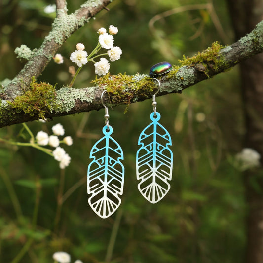 Boucles d'oreilles en bois Plume Stylisée - Dégradé Turquoise et Blanc