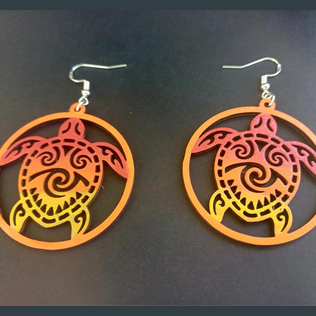 Boucles d'oreilles pendantes rondes en bois ajouré avec motif de tortue tribale en dégradé rouge, orange et jaune