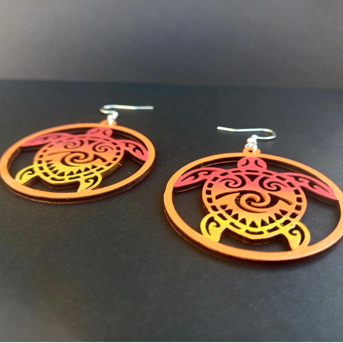Boucles d'oreilles pendantes rondes en bois ajouré avec motif de tortue tribale en dégradé rouge, orange et jaune