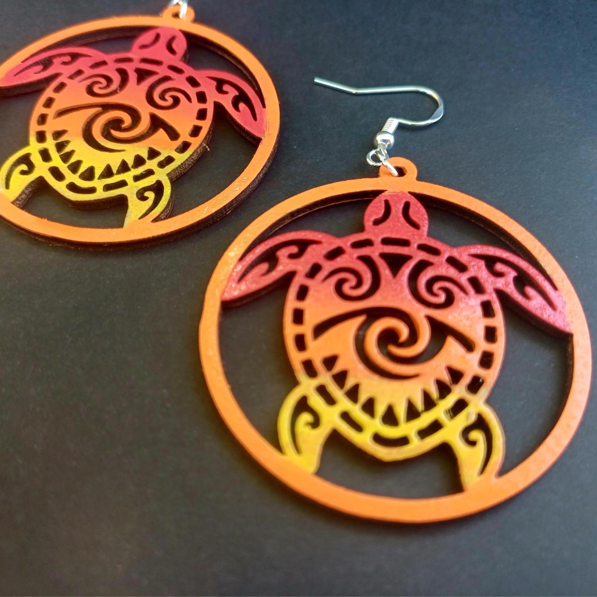 Boucles d'oreilles pendantes rondes en bois ajouré avec motif de tortue tribale en dégradé rouge, orange et jaune