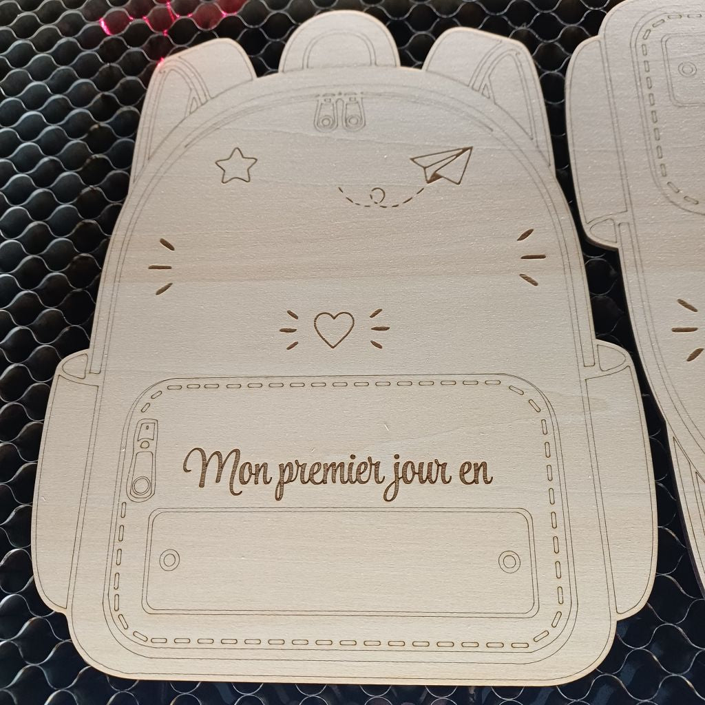 Plaque souvenir personnalisée en bois brut en forme de sac à dos d'école pour photo de rentrée scolaire avec prénom et classe gravés