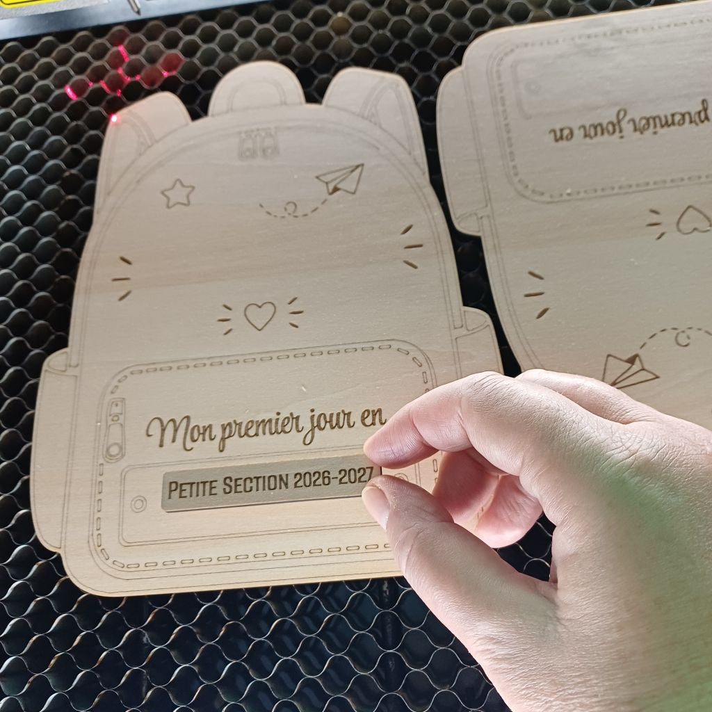 Plaque souvenir personnalisée en bois brut en forme de sac à dos d'école pour photo de rentrée scolaire avec prénom et classe gravés