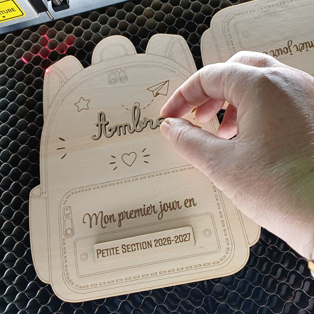 Plaque souvenir personnalisée en bois brut en forme de sac à dos d'école pour photo de rentrée scolaire avec prénom et classe gravés