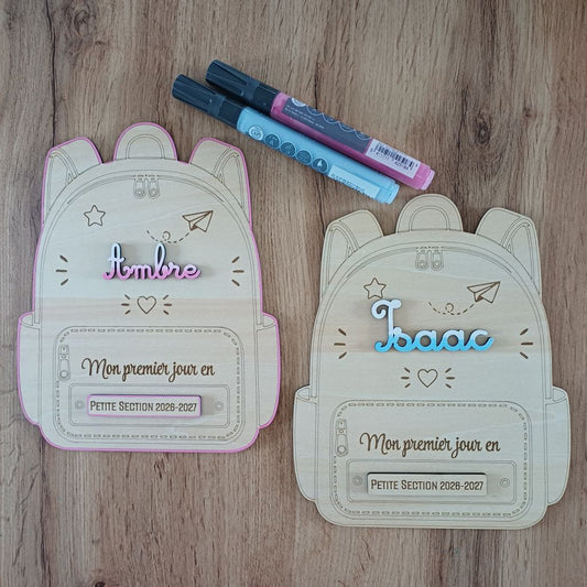 Plaque souvenir personnalisée en bois brut en forme de sac à dos d'école pour photo de rentrée scolaire avec prénom et classe gravés