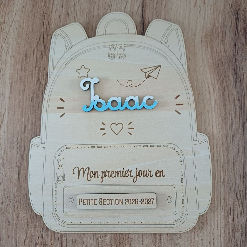 Plaque souvenir personnalisée en bois brut en forme de sac à dos d'école pour photo de rentrée scolaire avec prénom et classe gravés
