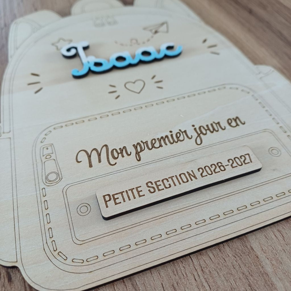 Plaque souvenir personnalisée en bois brut en forme de sac à dos d'école pour photo de rentrée scolaire avec prénom et classe gravés