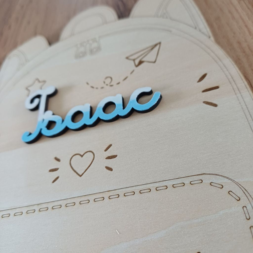 Plaque souvenir personnalisée en bois brut en forme de sac à dos d'école pour photo de rentrée scolaire avec prénom et classe gravés