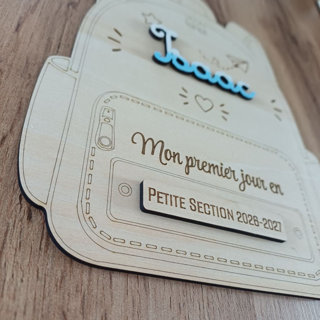 Plaque souvenir personnalisée en bois brut en forme de sac à dos d'école pour photo de rentrée scolaire avec prénom et classe gravés