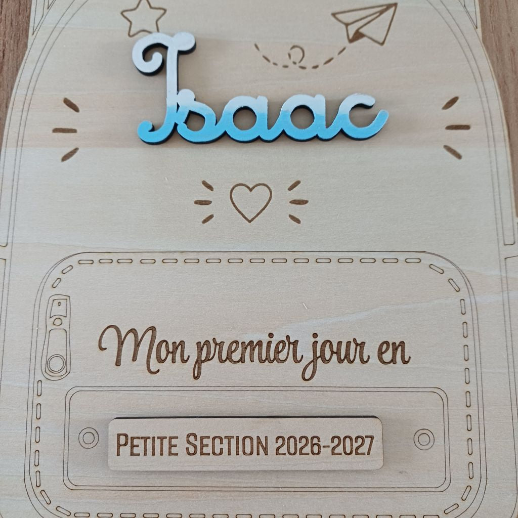 Plaque souvenir personnalisée en bois brut en forme de sac à dos d'école pour photo de rentrée scolaire avec prénom et classe gravés
