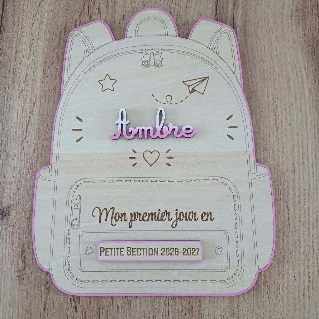 Plaque souvenir personnalisée en bois brut en forme de sac à dos d'école pour photo de rentrée scolaire avec prénom et classe gravés