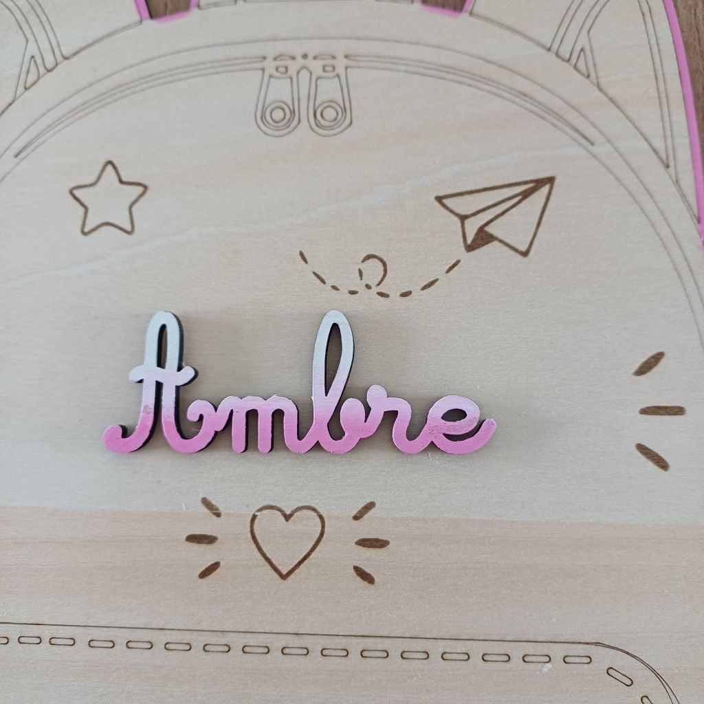 Plaque souvenir personnalisée en bois brut en forme de sac à dos d'école pour photo de rentrée scolaire avec prénom et classe gravés
