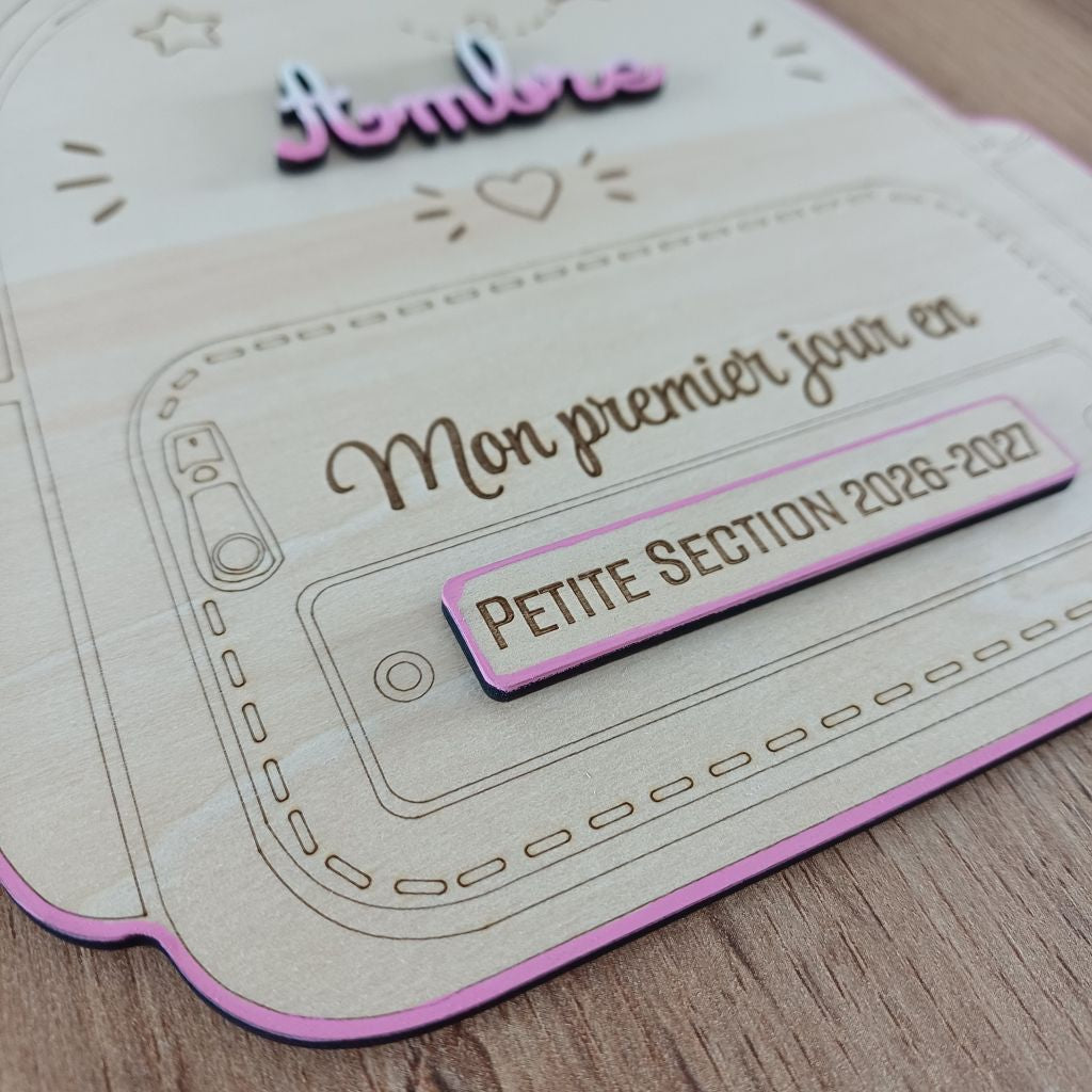 Plaque souvenir personnalisée en bois brut en forme de sac à dos d'école pour photo de rentrée scolaire avec prénom et classe gravés