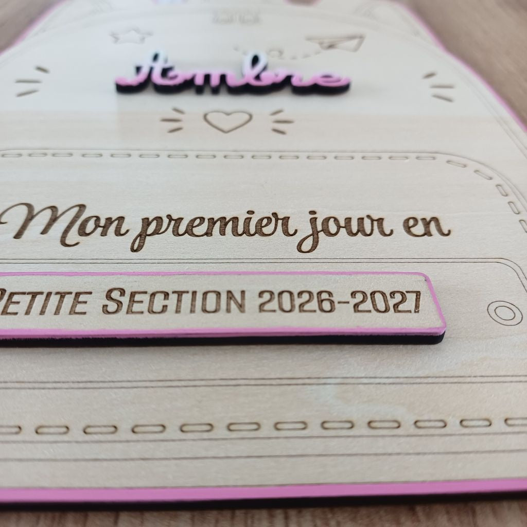 Plaque souvenir personnalisée en bois brut en forme de sac à dos d'école pour photo de rentrée scolaire avec prénom et classe gravés