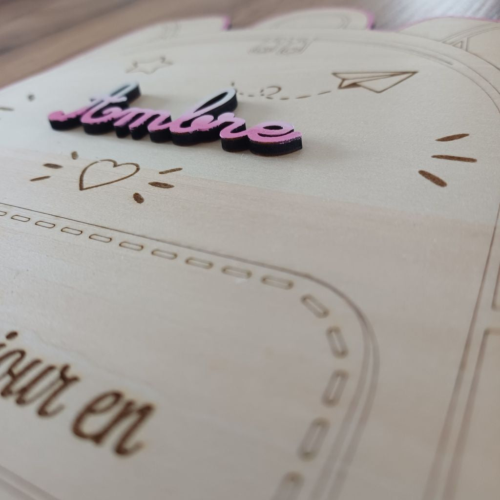 Plaque souvenir personnalisée en bois brut en forme de sac à dos d'école pour photo de rentrée scolaire avec prénom et classe gravés