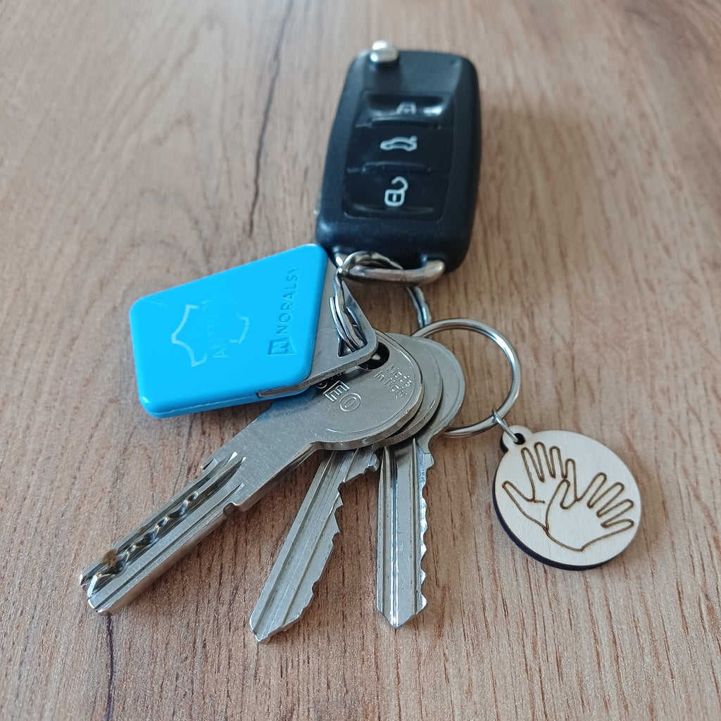 Mini porte-clés ronds en bois gravés sur un trousseau de clés de voiture
