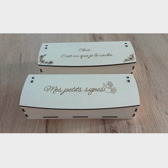Vidéo boîte à souvenirs en bois naturel pour bébé signeur avec gravure de mains et inscription manuscrite Mes petits signes