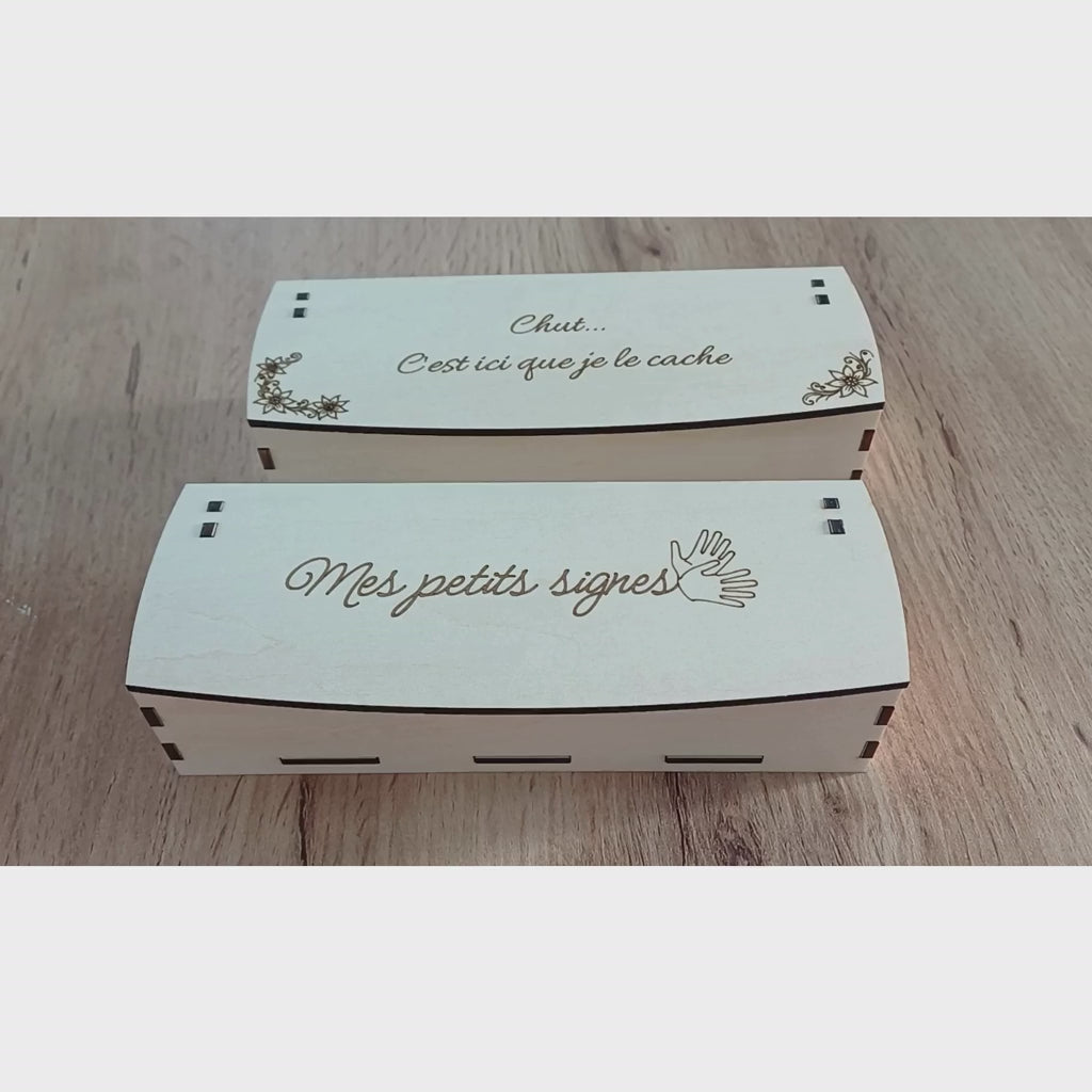 Vidéo boîte à souvenirs en bois naturel pour bébé signeur avec gravure de mains et inscription manuscrite Mes petits signes