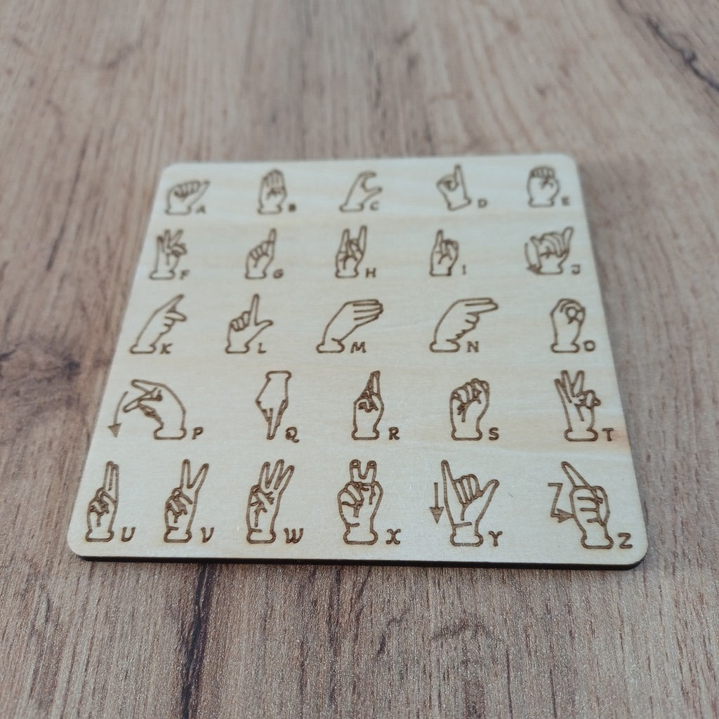 Sous-verre en bois gravé alphabet en Langue des signes française